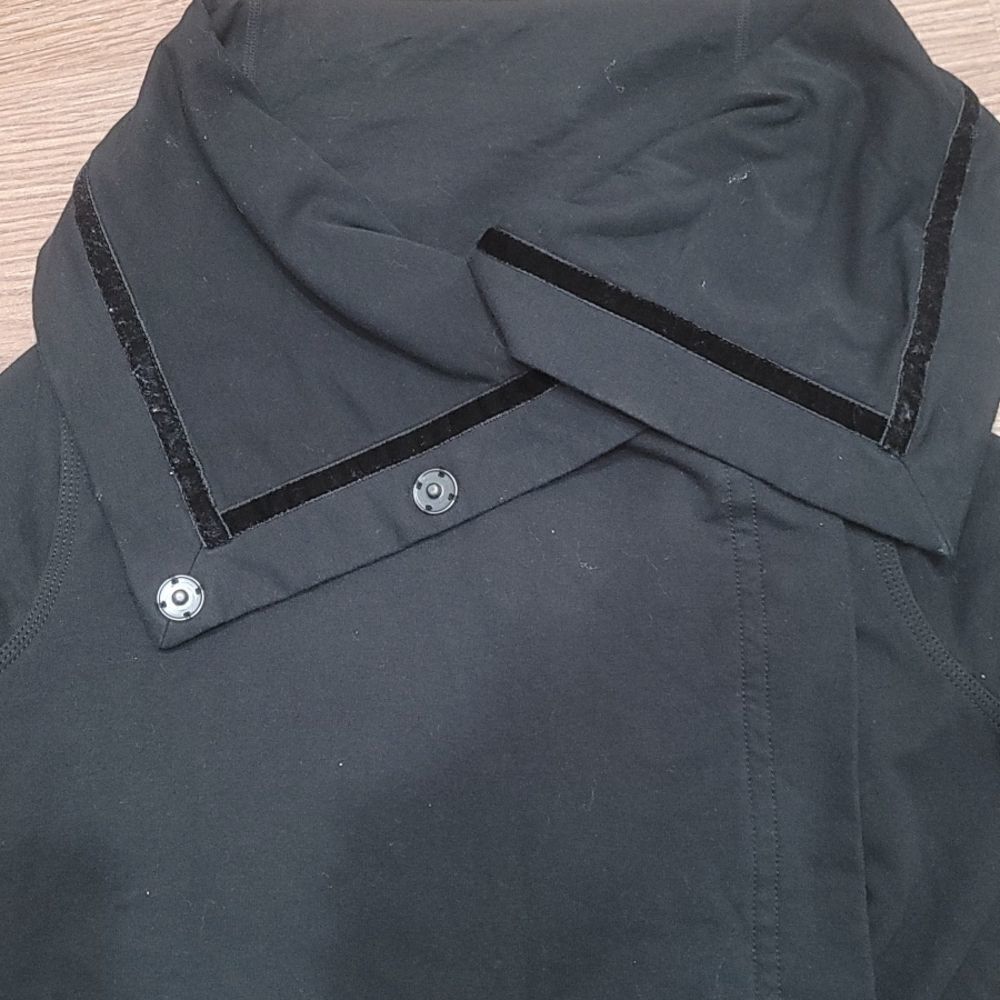 -‎ Lululemon flap jacket size 6. - Picture 2 of 12